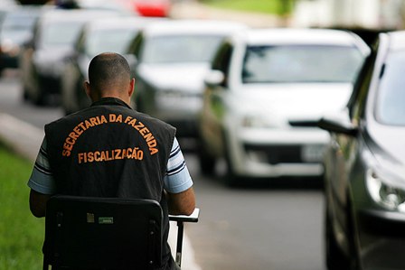 Servidor da Secretaria da Fazenda confere com a ajuda de um computador quem tem alguam pendência com o IPVA(foto: Itamar Aguiar/Palácio Piratini)